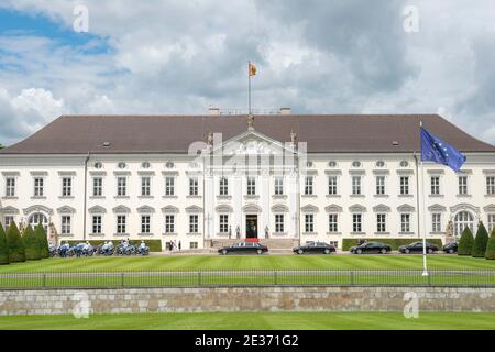 Schloss Bellevue mit Europaflagge, offizielle Residenz des Bundespräsidenten, Berlin, Deutschland Stockfoto