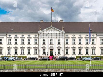 Schloss Bellevue mit Europaflagge, offizielle Residenz des Bundespräsidenten, Berlin, Deutschland Stockfoto