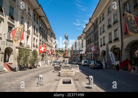 Simson Brunnen, Fahnen auf Häusern in der Altstadt von Bern, Innere Stadt, Bern, Kanton Bern, Schweiz Stockfoto