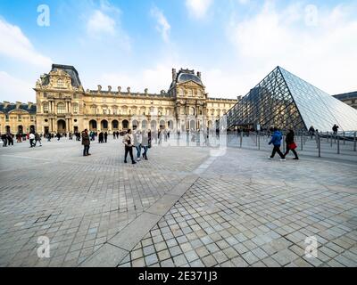 Außenansicht Museum (Musee) du Louvre, Museum, Paris, Ile de France, Frankreich Stockfoto