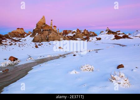 Bisti Badlands, Monolith und Felssäule aus Ton und Sandstein, im Winter, Bisti Wilderness, New Mexico, USA Stockfoto