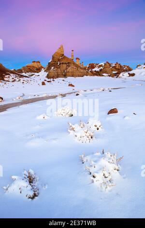 Bisti Badlands, Monolith und Felssäule aus Ton und Sandstein, im Winter, Bisti Wilderness, New Mexico, USA Stockfoto