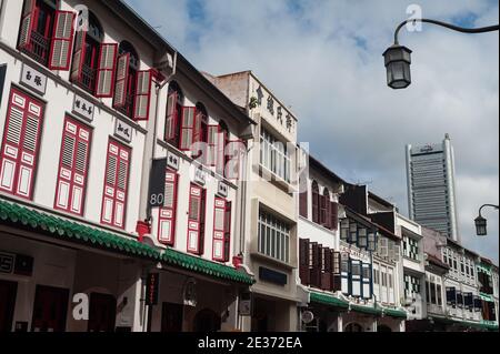 05.01.2021, Singapur, Republik Singapur, Asien - traditionelle Ladenhäuser entlang der Amoy Street im historischen Stadtbezirk von Chinatown. Stockfoto