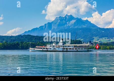 Dampfschiff auf dem Vierwaldstättersee, Luzern, Schweiz Stockfoto