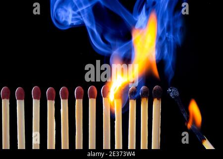 Match Reihe Licht, vor schwarzem Hintergrund, Studio, schweiz Stockfoto
