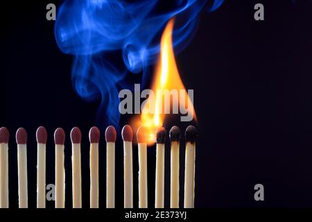 Match Reihe Licht, vor schwarzem Hintergrund, Studio, schweiz Stockfoto