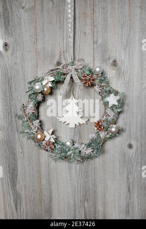 Adventskranz auf Holzwand Stockfoto