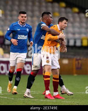 Alfredo Morelos von den Rangers versucht, den Ball von Motherwell's Liam Polworth während des schottischen Premiership-Spiels in Fir Park, Motherwell, zurückzuholen. Stockfoto