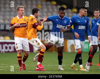 Alfredo Morelos von den Rangers versucht, den Ball von Motherwell's Liam Polworth während des schottischen Premiership-Spiels in Fir Park, Motherwell, zurückzuholen. Stockfoto