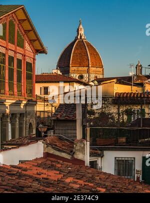 Schöner Blick auf die Kuppel der Santa Maria del Fiore Kathedrale mit Kuppel aus Dachterrassen im historischen Zentrum von Florenz bei Sonnenuntergang. Stockfoto