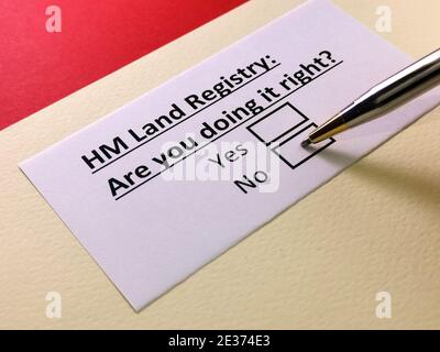 Eine Person beantwortet die Frage zu Stockfoto