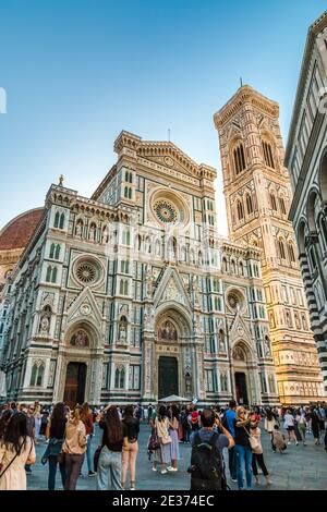 Besucher machen Fotos von der berühmten Kathedrale Santa Maria del Fiore in Florenz und dem Campanile von Giotto auf der Piazza del Duomo. Das Äußere des... Stockfoto