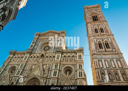 Toller Ausblick auf die wunderschöne Marmorfassade der berühmten Kathedrale Santa Maria del Fiore von Florenz mit dem freistehenden Campanile von Giotto... Stockfoto