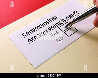 Eine Person beantwortet die Frage zur Beförderung. Stockfoto