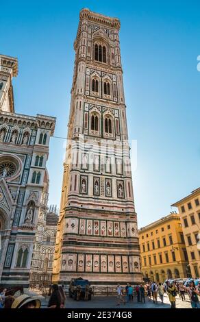 Schöne volle Sicht auf den berühmten Giotto's Campanile von der Westseite mit militärischen Wachen. Der freistehende Glockenturm ist Teil des... Stockfoto