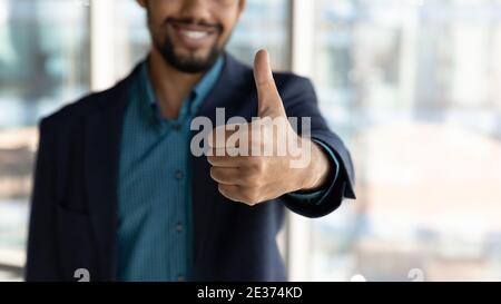 Nahaufnahme von lächelnden ethnischen Mann zeigen Daumen nach oben Stockfoto