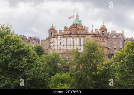 Museum on the Mound, von den Princes Street Gardens aus gesehen, an der Royal Mile in der Altstadt Edinburgh befindet sich im Hauptsitz der Bank of Scotland. Stockfoto