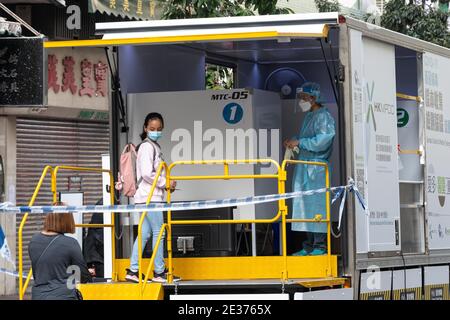 Hongkong, China. Januar 2021. Nach einem Cluster-Ausbruch in einem alten Mietshaus in der Reclamation Street in Yau Ma Tei gibt Hongkong seinen ersten Isolationsauftrag für ganze Wohnblöcke aus. Diejenigen, die in der umliegenden Gemeinde zurückgelassen werden, werden angewiesen, an einem obligatorischen Testverfahren teilzunehmen. An der Canton Road werden mobile Abholzentren eingerichtet. Quelle: Jayne Russell/Alamy Live News Stockfoto