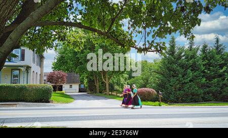 Gordonville, Pennsylvania, Juni 2020 - vier Amish Girl Teenager, die an einem Sommertag entlang einer Landstraße spazieren Stockfoto