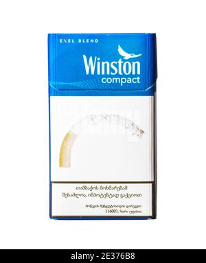 Batumi. Georgien - 14. Dezember 2020: Winston blue compact cigarettes closeup Stockfoto