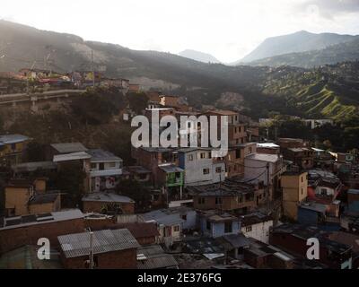 Panorama Stadtbild von bunten Backsteinhäusern Gebäude in Comuna 13 San Javier Nachbarschaft Armut Slum Hügel Hänge in Medellin Kolumbien Südamerika Stockfoto