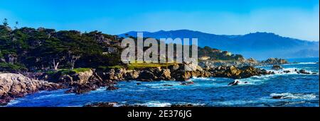 Pebble Beach, California, 17. Februar 2018: Wunderschöne Aussicht auf das Meer und den felsigen Punkt entlang der 17 Mile Drive südlich des Cypress Point Golfplatzes Stockfoto