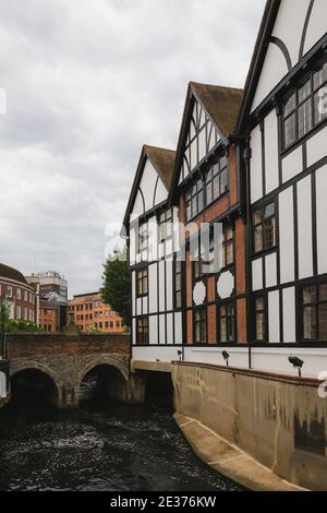 Die historische Clattern Bridge aus dem 12. Jahrhundert über den Hogsmill River in der malerischen Altstadt von Kingston upon Thames im Südwesten Londons, England. Stockfoto