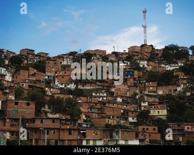 Panorama Stadtbild von bunten Backsteinhäusern Gebäude in Comuna 13 San Javier Nachbarschaft Armut Slum Hügel Hänge in Medellin Kolumbien Südamerika Stockfoto