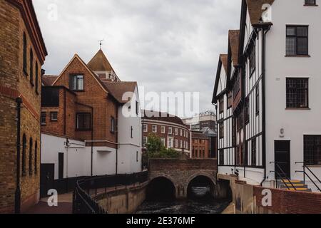 Die historische Clattern Bridge aus dem 12. Jahrhundert über den Hogsmill River in der malerischen Altstadt von Kingston upon Thames im Südwesten Londons, England. Stockfoto