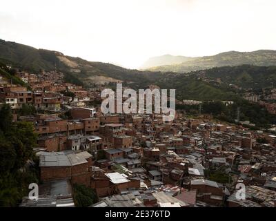 Panorama Stadtbild von bunten Backsteinhäusern Gebäude in Comuna 13 San Javier Nachbarschaft Armut Slum Hügel Hänge in Medellin Kolumbien Südamerika Stockfoto