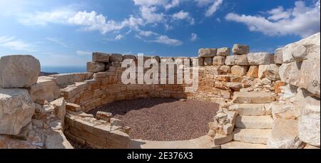 Der Weiße Turm (Apros Pyrgos) der Insel Serifos. Es ist ein altes (4. c. BC) Wachturm aus weißem Marmor, von 12 m. Durchmesser und 2 Läden. Stockfoto