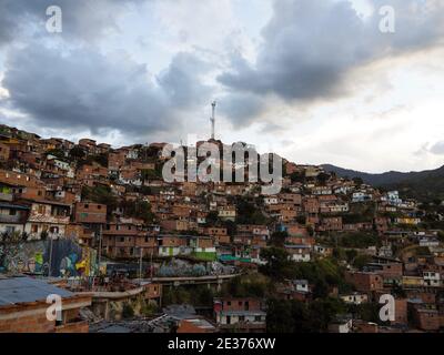 Panorama Stadtbild von bunten Backsteinhäusern Gebäude in Comuna 13 San Javier Nachbarschaft Armut Slum Hügel Hänge in Medellin Kolumbien Südamerika Stockfoto