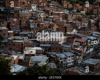 Panorama Stadtbild von bunten Backsteinhäusern Gebäude in Comuna 13 San Javier Nachbarschaft Armut Slum Hügel Hänge in Medellin Kolumbien Südamerika Stockfoto