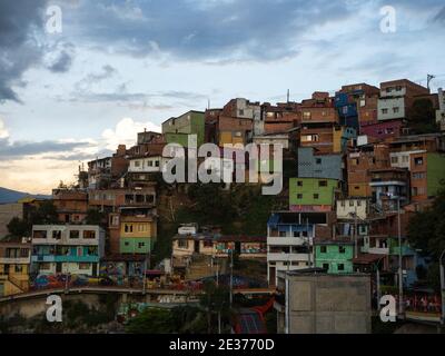 Panorama Stadtbild von bunten Backsteinhäusern Gebäude in Comuna 13 San Javier Nachbarschaft Armut Slum Hügel Hänge in Medellin Kolumbien Südamerika Stockfoto