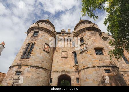 Der Falkland Palace war einst ein königlicher Palast für schottische Könige aus der Renaissance im malerischen Dorf Falkland in Fife, Schottland Stockfoto