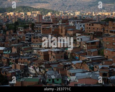 Panorama Stadtbild von bunten Backsteinhäusern Gebäude in Comuna 13 San Javier Nachbarschaft Armut Slum Hügel Hänge in Medellin Kolumbien Südamerika Stockfoto