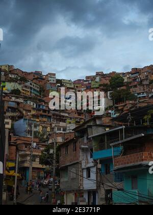 Panorama Stadtbild von bunten Backsteinhäusern Gebäude in Comuna 13 San Javier Nachbarschaft Armut Slum Hügel Hänge in Medellin Kolumbien Südamerika Stockfoto