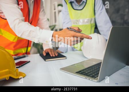 Zwei Unternehmer planen und analysieren im Finanzgeschäft, erklären auf Laptop und prüfen Informationen in Tablet, kurz und Diskussion als Meeting Stockfoto