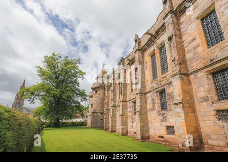 Der Falkland Palace war einst ein königlicher Palast für schottische Könige aus der Renaissance im malerischen Dorf Falkland in Fife, Schottland Stockfoto