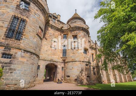 Der Falkland Palace war einst ein königlicher Palast für schottische Könige aus der Renaissance im malerischen Dorf Falkland in Fife, Schottland Stockfoto