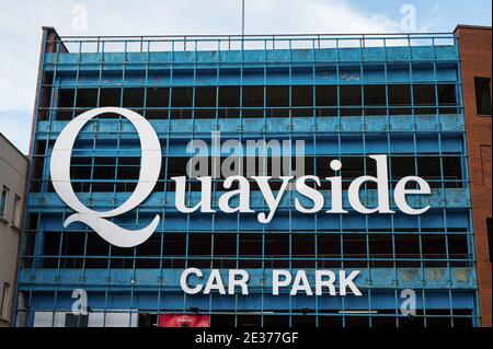 Derry, Nordirland - 16. Januar 2020: Parkplatz am Kai in der Stadt Derry Stockfoto