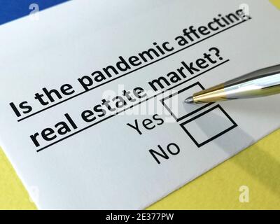 Eine Person beantwortet die Frage nach den pandemischen Auswirkungen auf den Immobilienmarkt. Stockfoto