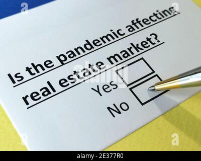 Eine Person beantwortet die Frage nach den pandemischen Auswirkungen auf den Immobilienmarkt. Stockfoto