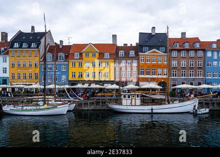 Charmante Kanäle von Kopenhagen mit Booten und genießen Menschen in Cafés und Restaurants; Nyhavn Bezirk. Stockfoto