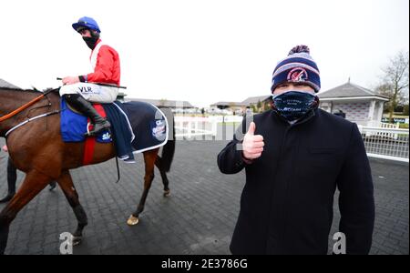 Trainer Gordon Elliott (rechts) feiert, nachdem Envoi Allen mit Jockey Jack Kennedy das Sky Bet Killiney Novice Steeplechase (Klasse 3)-Rennen auf der Punchestown Racecourse, County Kildare, Irland, gewonnen hat. Stockfoto