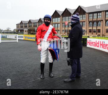 Trainer Gordon Elliott (rechts) feiert, nachdem Envoi Allen mit Jockey Jack Kennedy das Sky Bet Killiney Novice Steeplechase (Klasse 3)-Rennen auf der Punchestown Racecourse, County Kildare, Irland, gewonnen hat. Stockfoto