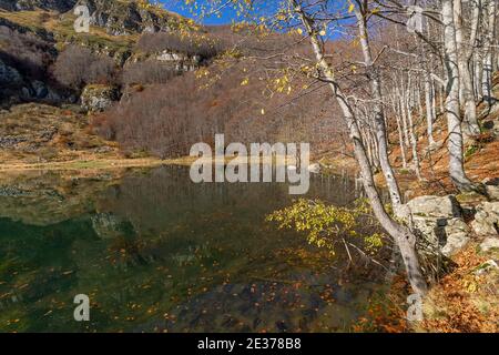 Schöne Aussicht auf den See Santo Modenese an einem sonnigen Wintertag, Pievepelago, Italien Stockfoto