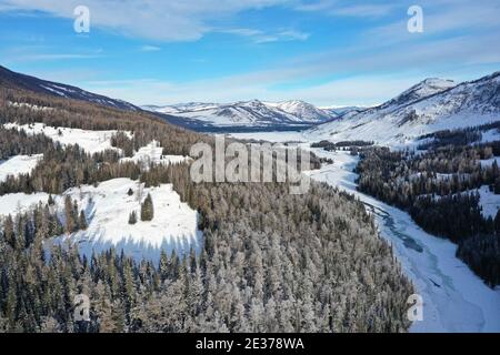 Urumqi. Januar 2021. Luftbild aufgenommen am 8. Januar 2021 zeigt die Schneelandschaft in Kanas landschaftlich reizvollen Gebiet im Nordwesten Chinas Xinjiang Uygur Autonome Region. Gelegen im zentralen Altay Gebirge im Norden Xinjiang, ist die Kanas landschaftlich reizvolle Gegend eine nationale 5A Touristenattraktion, mit einer beeindruckenden Landschaft von Seen, Gletschern, Wäldern und Grasland. Quelle: Sadat/Xinhua/Alamy Live News Stockfoto