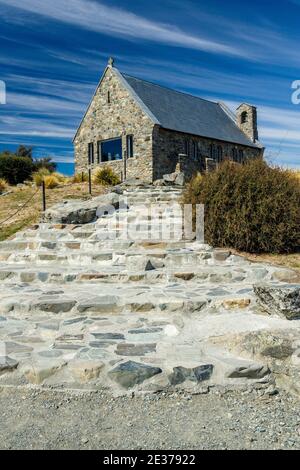 1935 Kirche des Guten Hirten am See Tekapo auf der Südinsel, Neuseeland. Eine anglikanische Kirche und ein Denkmal zum Gedenken an die frühen Siedler. Stockfoto