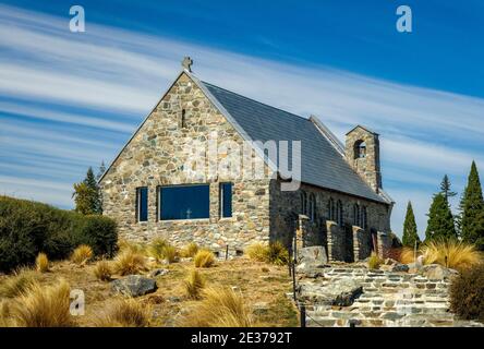 1935 Kirche des Guten Hirten am See Tekapo auf der Südinsel, Neuseeland. Eine anglikanische Kirche und ein Denkmal zum Gedenken an die frühen Siedler. Stockfoto